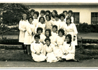 Alumnas en el patio de la escuela