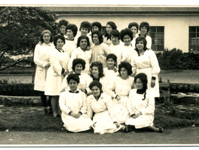 Alumnas en el patio de la escuela