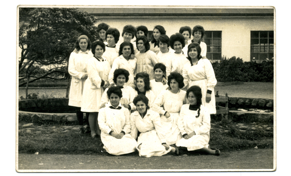 Alumnas en el patio de la escuela