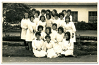 Alumnas en el patio de la escuela