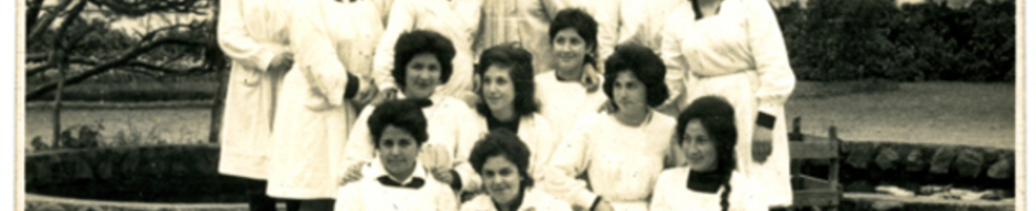 Alumnas en el patio de la escuela