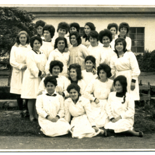 Alumnas en el patio de la escuela