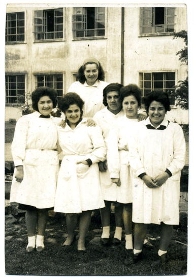 Alumnas en el patio del colegio