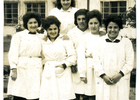 Alumnas en el patio del colegio