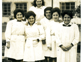 Alumnas en el patio del colegio