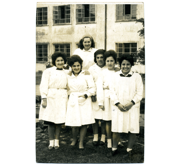 Alumnas en el patio del colegio