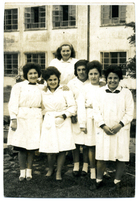 Alumnas en el patio del colegio