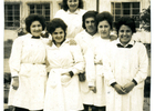 Alumnas en el patio del colegio