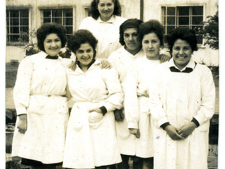 Alumnas en el patio del colegio