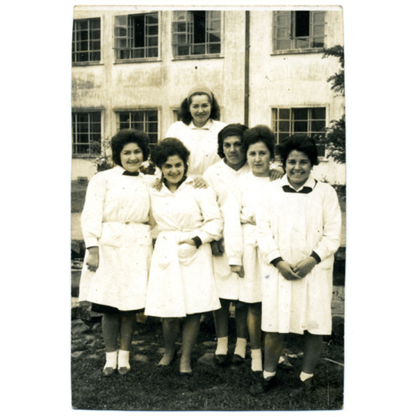 Alumnas en el patio del colegio