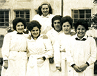 Alumnas en el patio del colegio