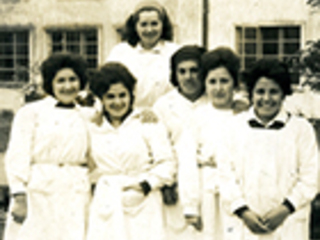 Alumnas en el patio del colegio