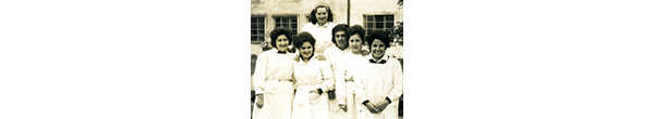 Alumnas en el patio del colegio