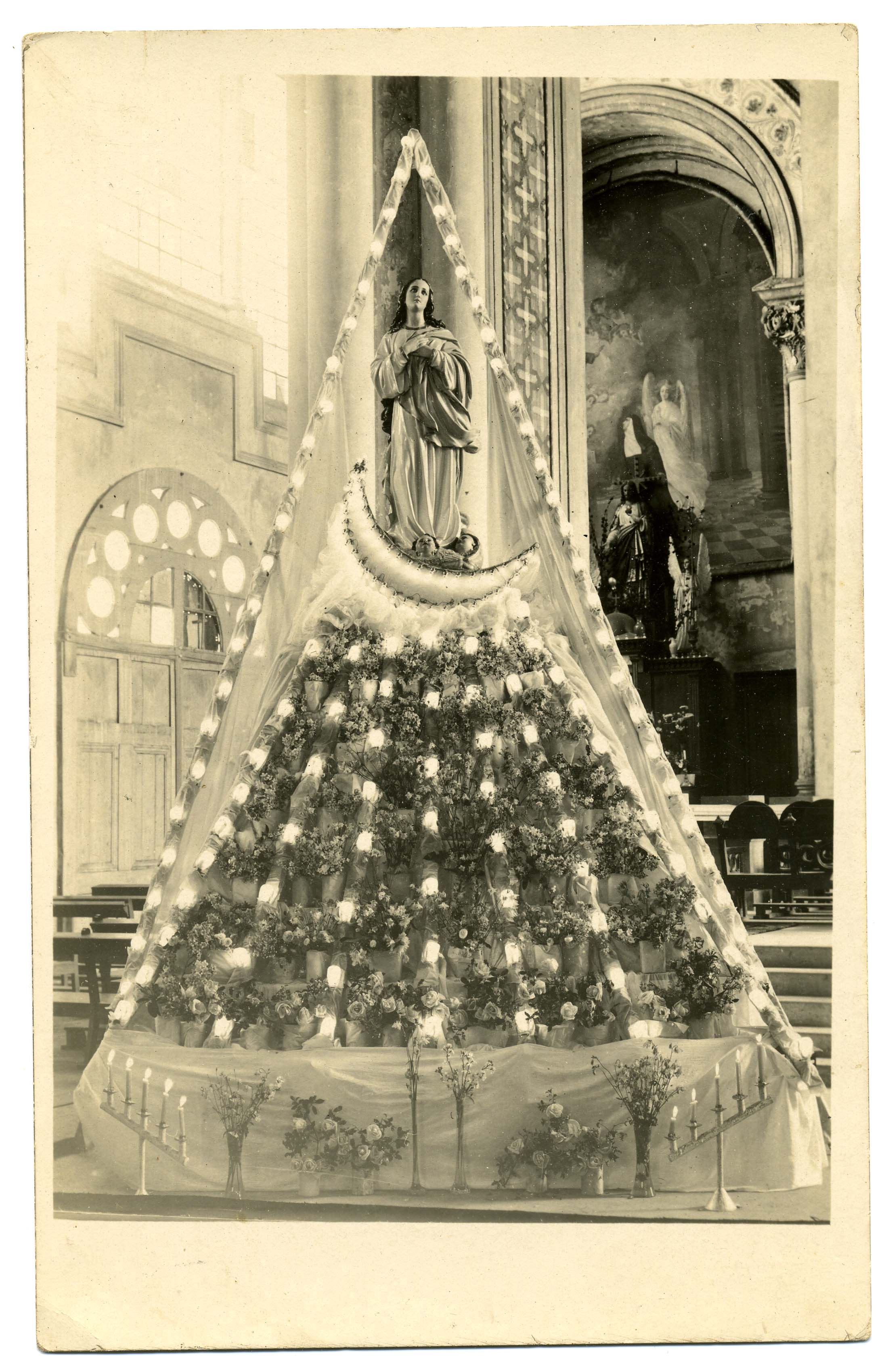 Altar a la virgen María Altar a la virgen María