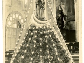 Altar a la virgen María Altar a la virgen María
