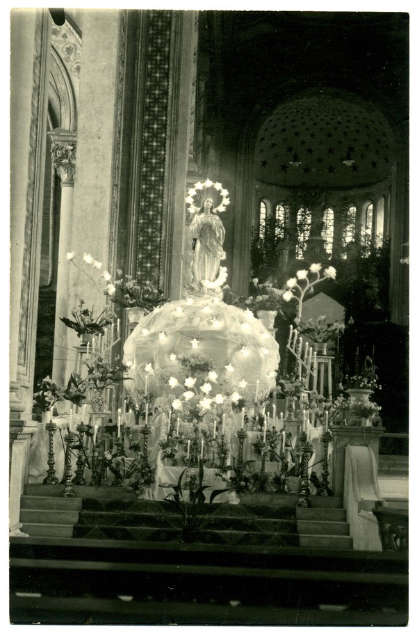Altar a la virgen María Altar a la virgen María
