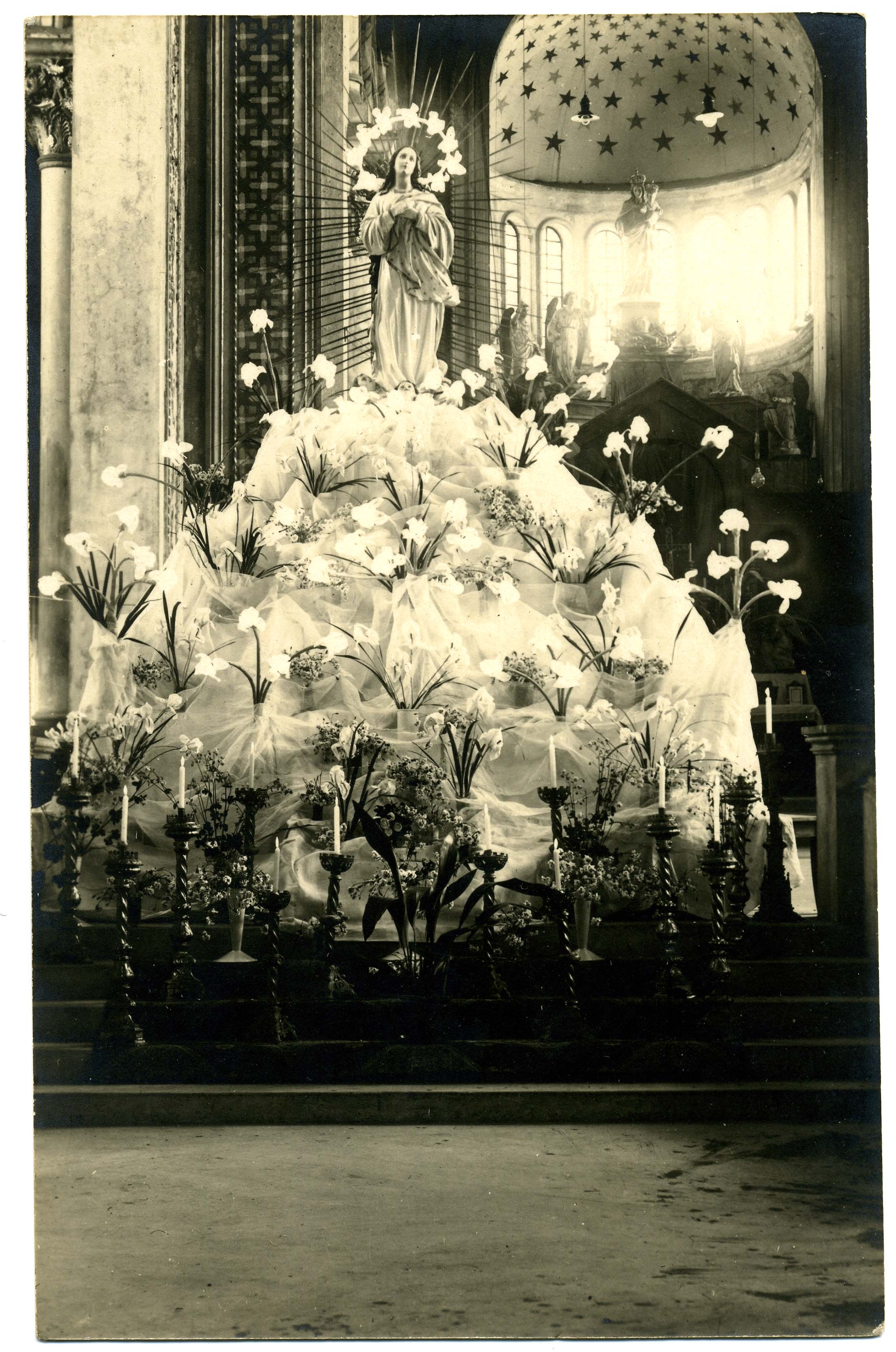 Altar a la virgen María