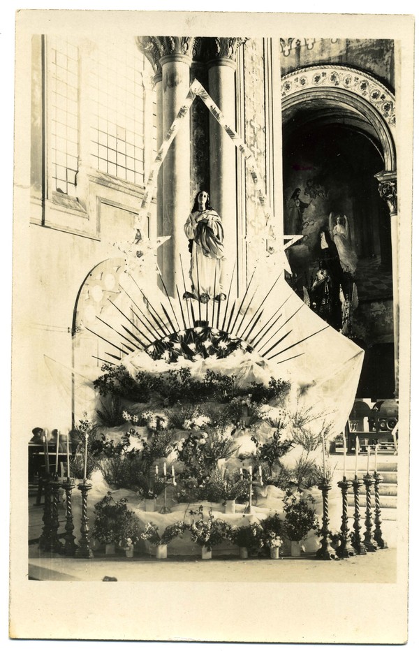 Altar a la virgen María