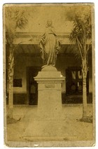Estatua en la entrada del Hospital de Ancud Estatua en la entrada del Hospital de Ancud