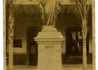 Estatua en la entrada del Hospital de Ancud