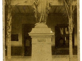 Estatua en la entrada del Hospital de Ancud