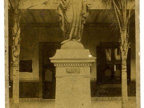 Estatua en la entrada del Hospital de Ancud