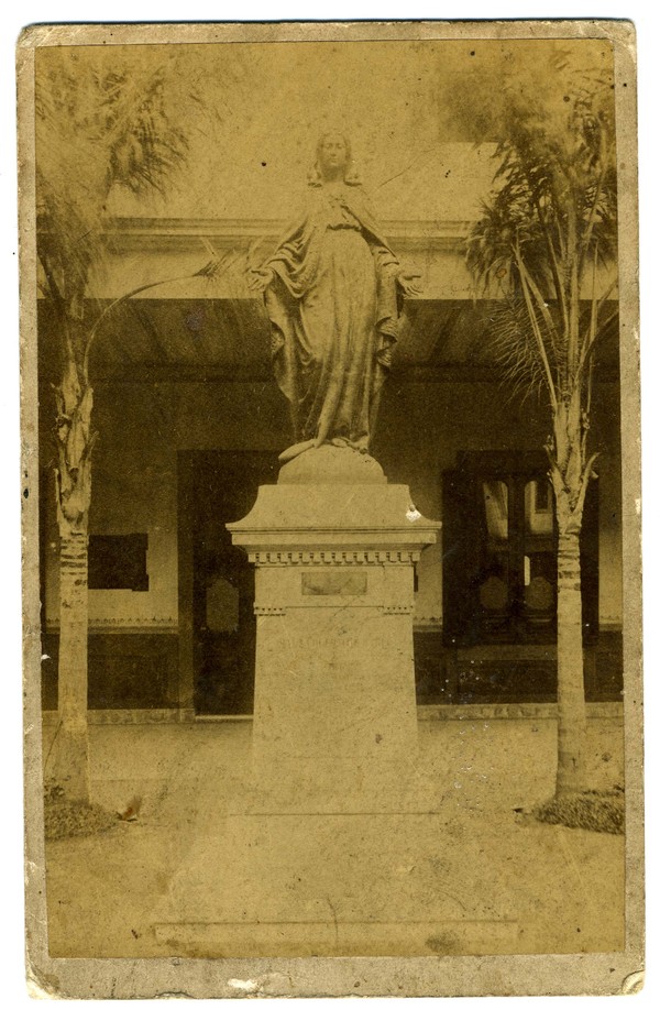 Estatua en la entrada del Hospital de Ancud