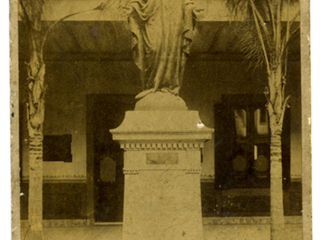 Estatua en la entrada del Hospital de Ancud Estatua en la entrada del Hospital de Ancud