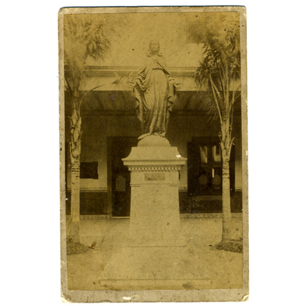 Estatua en la entrada del Hospital de Ancud