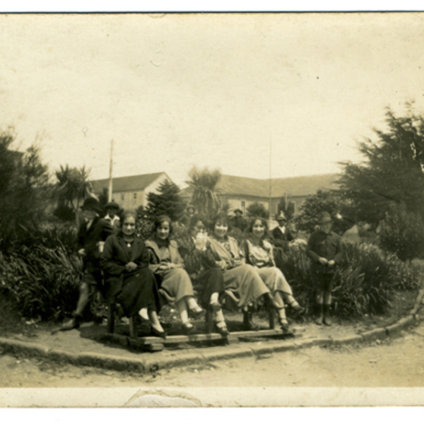 Mujeres en plaza de armas