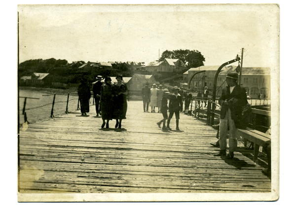 Mujeres en el muelle