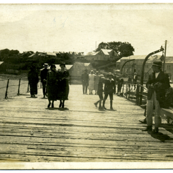 Mujeres en el muelle