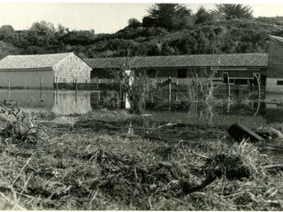 Edificio de exposiciones agropecuarias afectado por marea