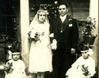 Matrimonio junto a sus damas de compañía