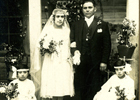 Matrimonio junto a sus damas de compañía