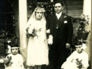 Matrimonio junto a sus damas de compañía