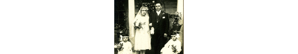 Matrimonio junto a sus damas de compañía