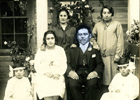 Matrimonio junto a sus damas de compañía