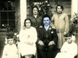 Matrimonio junto a sus damas de compañía Matrimonio junto a sus damas de compañía