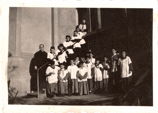 Sacerdote y acólitos Sacerdote y acólitos