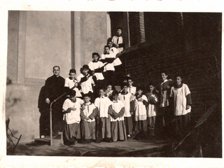 Sacerdote y acólitos Sacerdote y acólitos