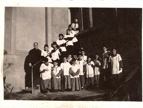 Sacerdote y acólitos Sacerdote y acólitos