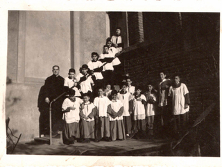 Sacerdote y acólitos Sacerdote y acólitos