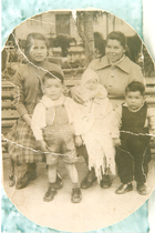 Familia en la plaza de armas de San Felipe