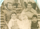 Familia en la plaza de armas de San Felipe