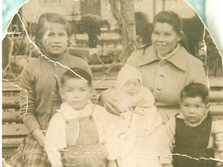 Familia en la plaza de armas de San Felipe