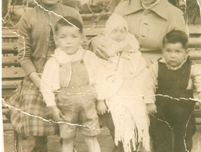 Familia en la plaza de armas de San Felipe