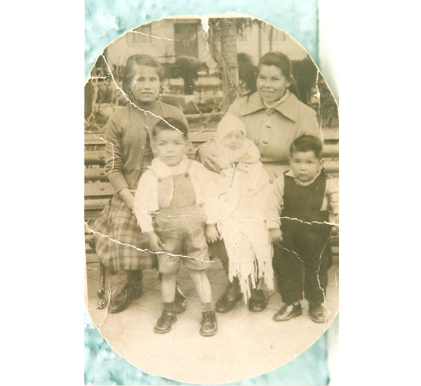 Familia en la plaza de armas de San Felipe