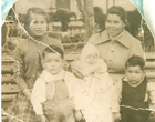 Familia en la plaza de armas de San Felipe