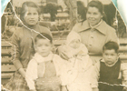 Familia en la plaza de armas de San Felipe